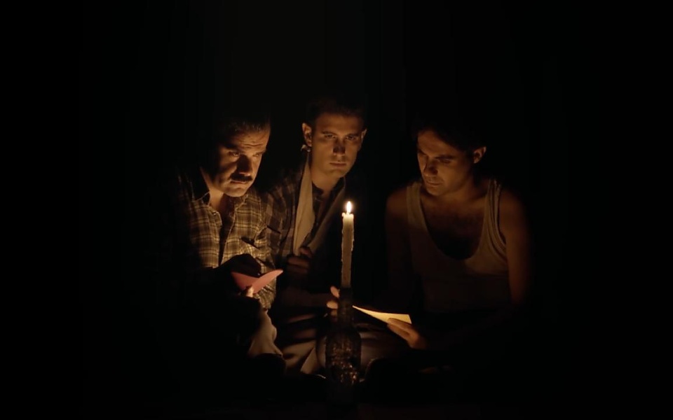 "TRES HOMBRES NO CABEN BAJO LA TAPA D EUN PUCHERO" (España, 2024)